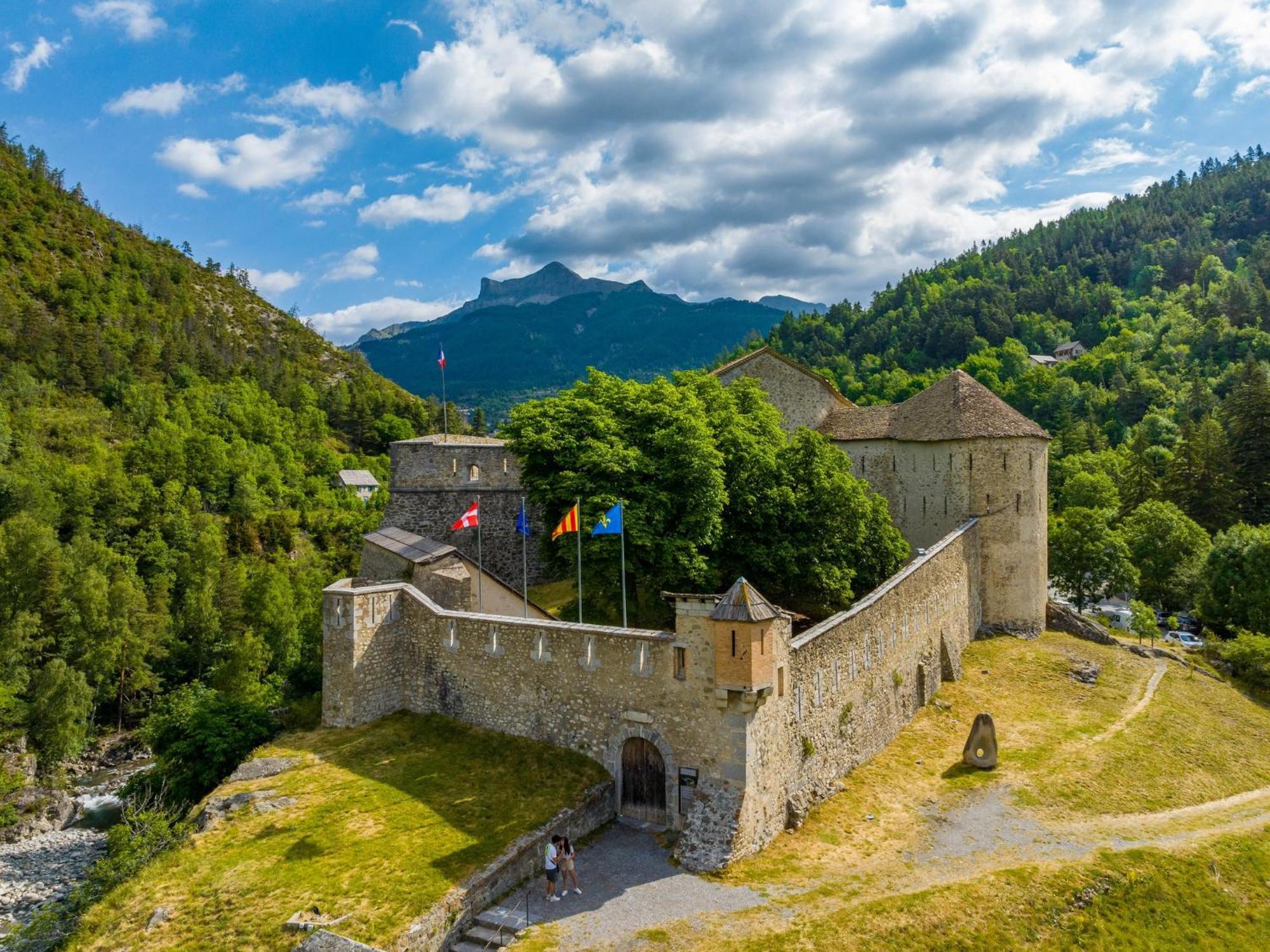 Maison Familiale Des Remparts Colmars Buitenkant foto